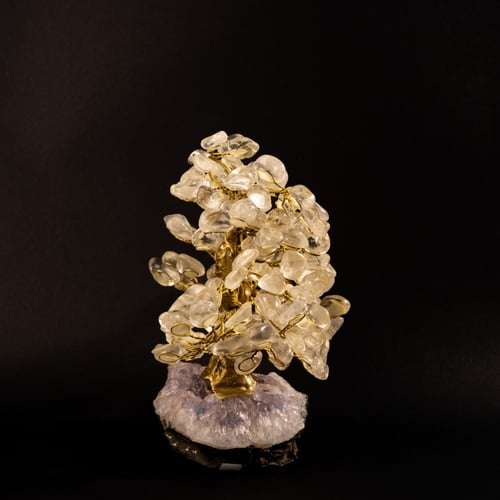 شجرة كوارتز على حجر الاميثيست