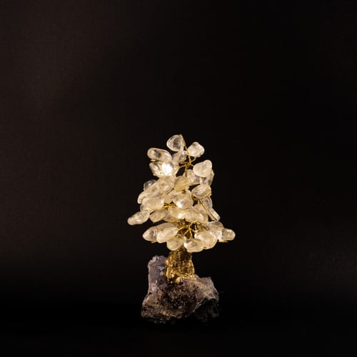 شجرة كوارتز على حجر الاميثيست