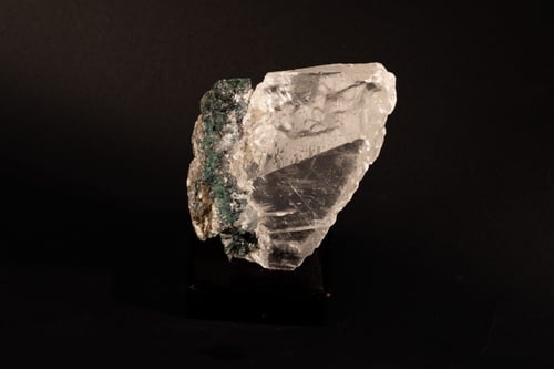 حجر كوارتز على الخشب