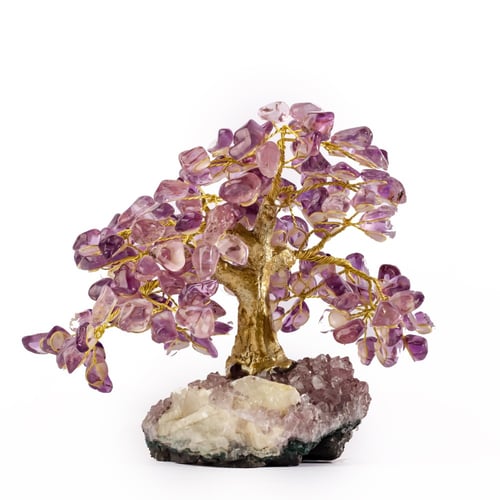 شجرة اميثيست على حجر الاميثيست