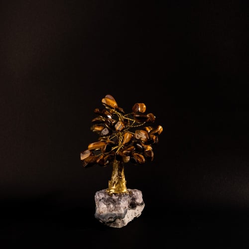 شجرة تايغر اي على حجر الاميثيست