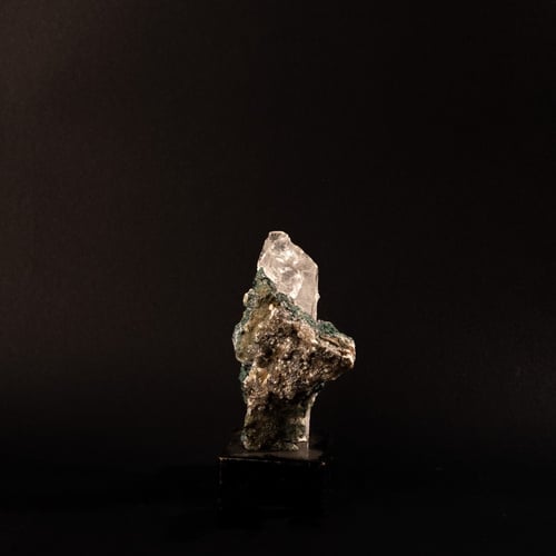 حجر كوارتز على الخشب