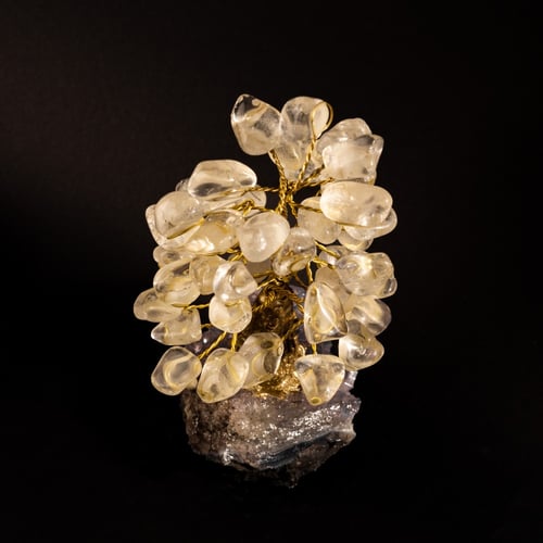 شجرة كوارتز على حجر الاميثيست