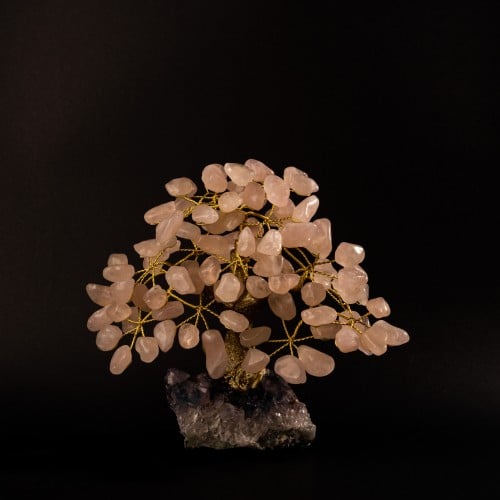 شجرة روز كوارتز على حجر الاميثيست