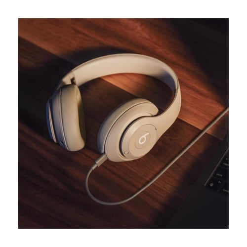 سماعات Beats Studio Pro اللاسلكية – اللون الحجر ال...