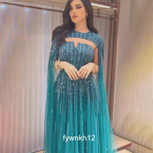 فستان سهرة فاخر من Serene Hill مع شال مطرز