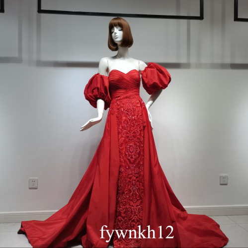 فستان سهرة أحمر بأكمام كبيرة منتفخة
