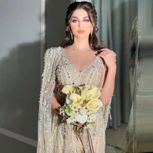 فستان سهرة باللؤلؤ الكريستالي بأكمام الكاب