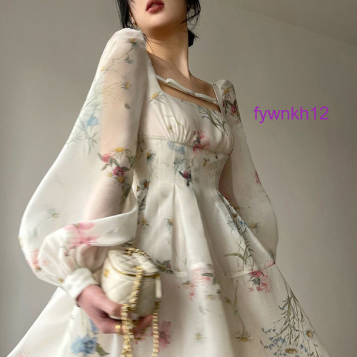 فستان بتصميم فرنسي ساتان ناعم