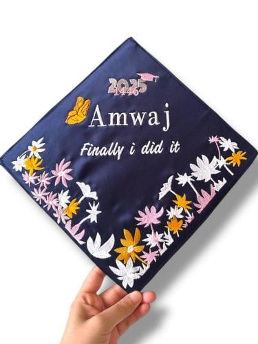 قبعة تخرج مطرزة بالورد