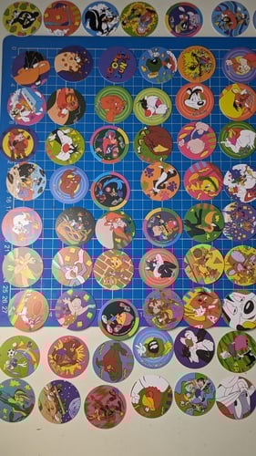 بطاقات لوني تون ( كانت مع بطاطس ليز قديمًا).