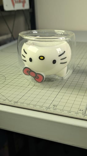 كأس على شكل هيلو كيتي .