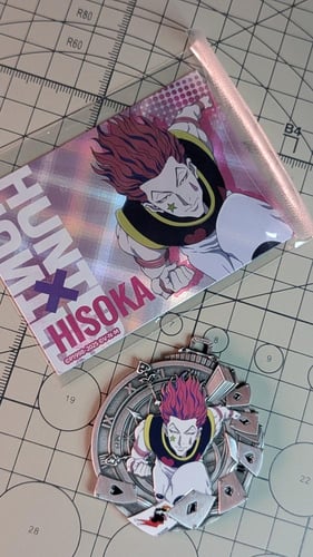 ميدالية معدنية لشخصية هيسوكا من القناص هنتر.