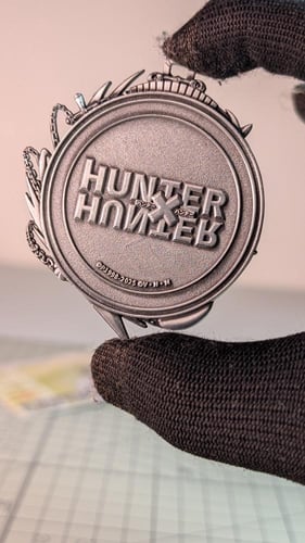 ميدالية معدنية لشخصية كورابيكا من القناص هنتر.