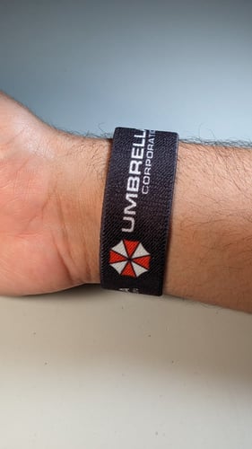 سوار مطاطي رزدينت إيفل ،صورة مختلفة لكل وجه.