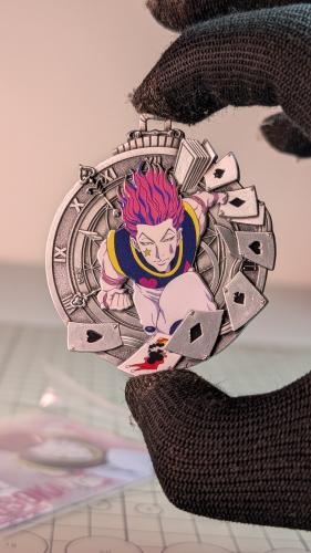 ميدالية معدنية لشخصية هيسوكا من القناص هنتر.