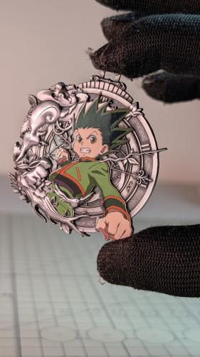 ميدالية معدنية لشخصية غون من القناص هنتر.