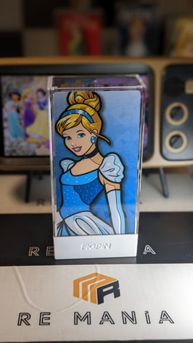 بروش شخصية سيندريلا من عالم ديزني ،