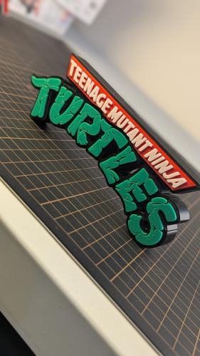 شعار سلاحف النينجا مطبوع 3D بألوان وجوده عالية.جود...