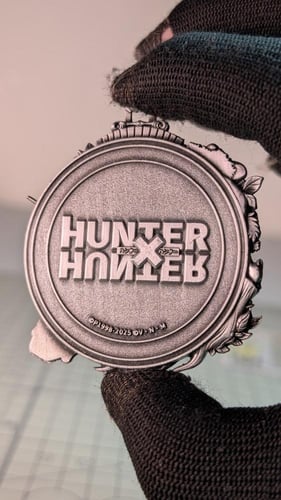 ميدالية معدنية لشخصية غون من القناص هنتر.