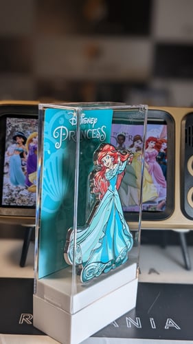 بروش شخصية حورية البحر آريل من عالم ديزني ،