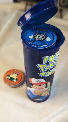 بطاقات بوكيمون ( كانت مع بطاطس ليز قديمًا).