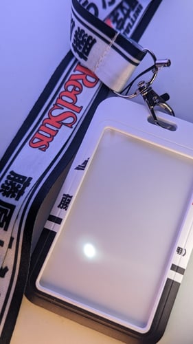 حامل بطاقة إنيشال دي.