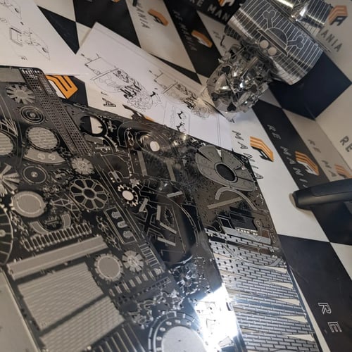 سفينة لوفي ثاوزند ساني فضي من ون بيس ،الماده ستيل