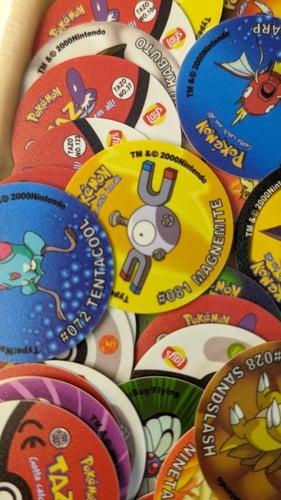 بطاقات بوكيمون ( كانت مع بطاطس ليز قديمًا).