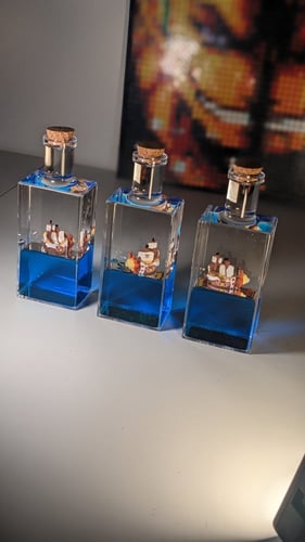 سفينة طاقم لوفي ثاوزند ساني-غو داخل قارورة.