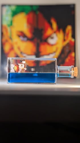 سفينة طاقم لوفي ثاوزند ساني-غو داخل قارورة.