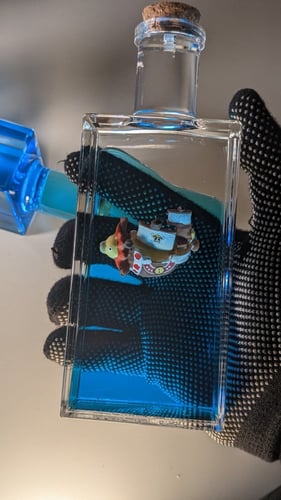 سفينة طاقم لوفي ثاوزند ساني-غو داخل قارورة.