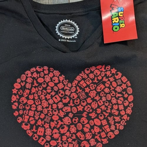 تيشيرت من عالم ماريو نسائي مرخص من نينتدو.