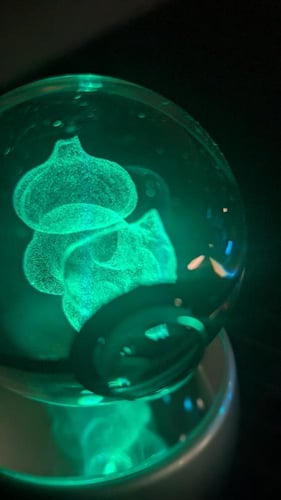 كورة بوكيمون بلبسور بلورة زجاجية مع قاعدة مضيئة.