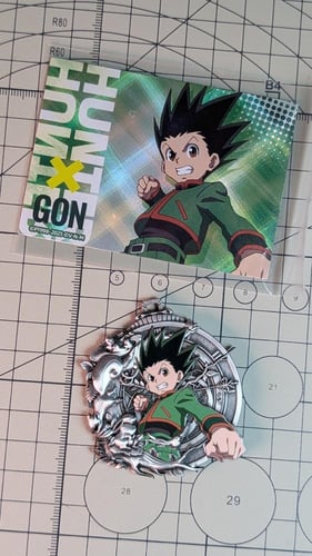 ميدالية معدنية لشخصية غون من القناص هنتر.