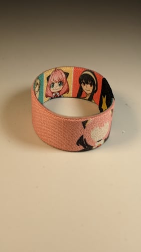 سوار مطاطي سباي فاميلي ،صورة مختلفة لكل وجه.