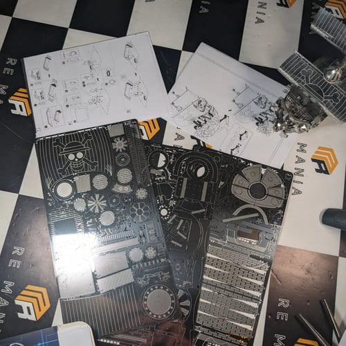 سفينة لوفي ثاوزند ساني فضي من ون بيس ،الماده ستيل