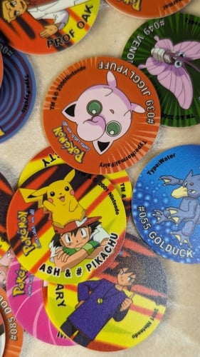 بطاقات بوكيمون ( كانت مع بطاطس ليز قديمًا).