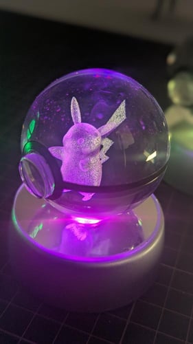 كورة بوكيمون بيكاتشو بلورة زجاجية مع قاعدة مضيئة.