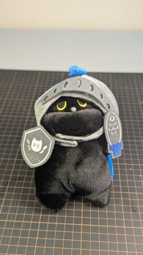 دمية لطيفة قط فارس .