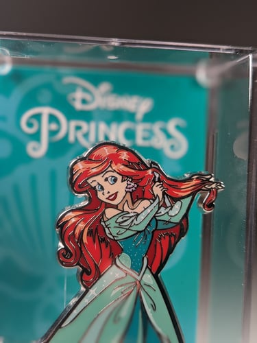 بروش شخصية حورية البحر آريل من عالم ديزني ،