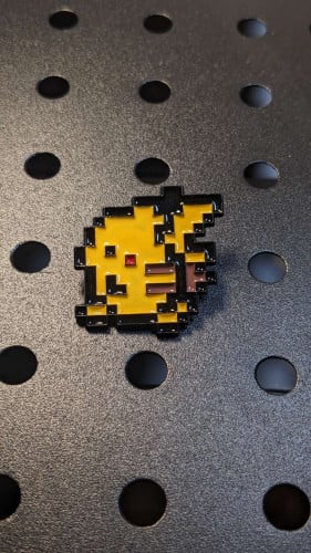 بروش بيكاتشو من بوكيمون.