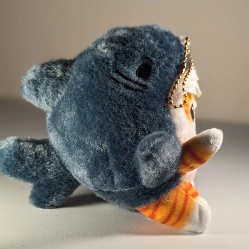 دمية قطنية قط بلباس قرش .