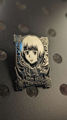 بروش أرمين أرليرت من هجوم العمالقة.