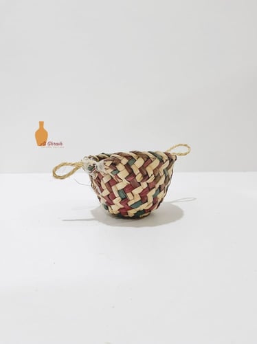 قفة صغيرة بمسكات