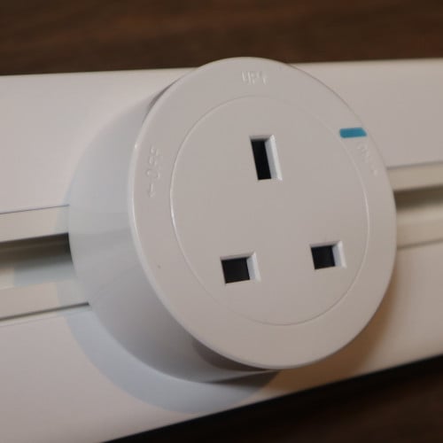 فيش 13 امبير ابيض يركب على المسار الكهربائي