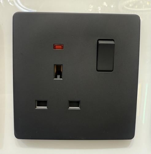 فيش 13 امبير مع مفتاح اسود مطفي بيانو NKDN