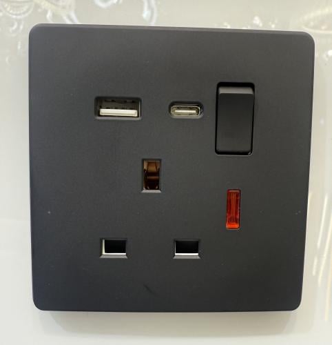 فيش مع منفذ شحن USB +Type C اسود مطفي بيانو NKDN