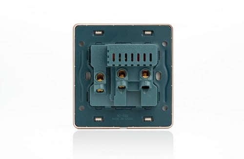 فيش مع فتحتين يوسبي USB بني كاروهات