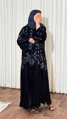 عبايه نص كلوش شتوي تطريز الكحلي BB719